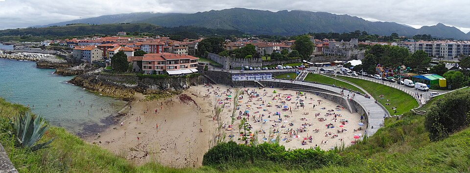 Vista panorámica de Llanes y la playa de El Sablón
